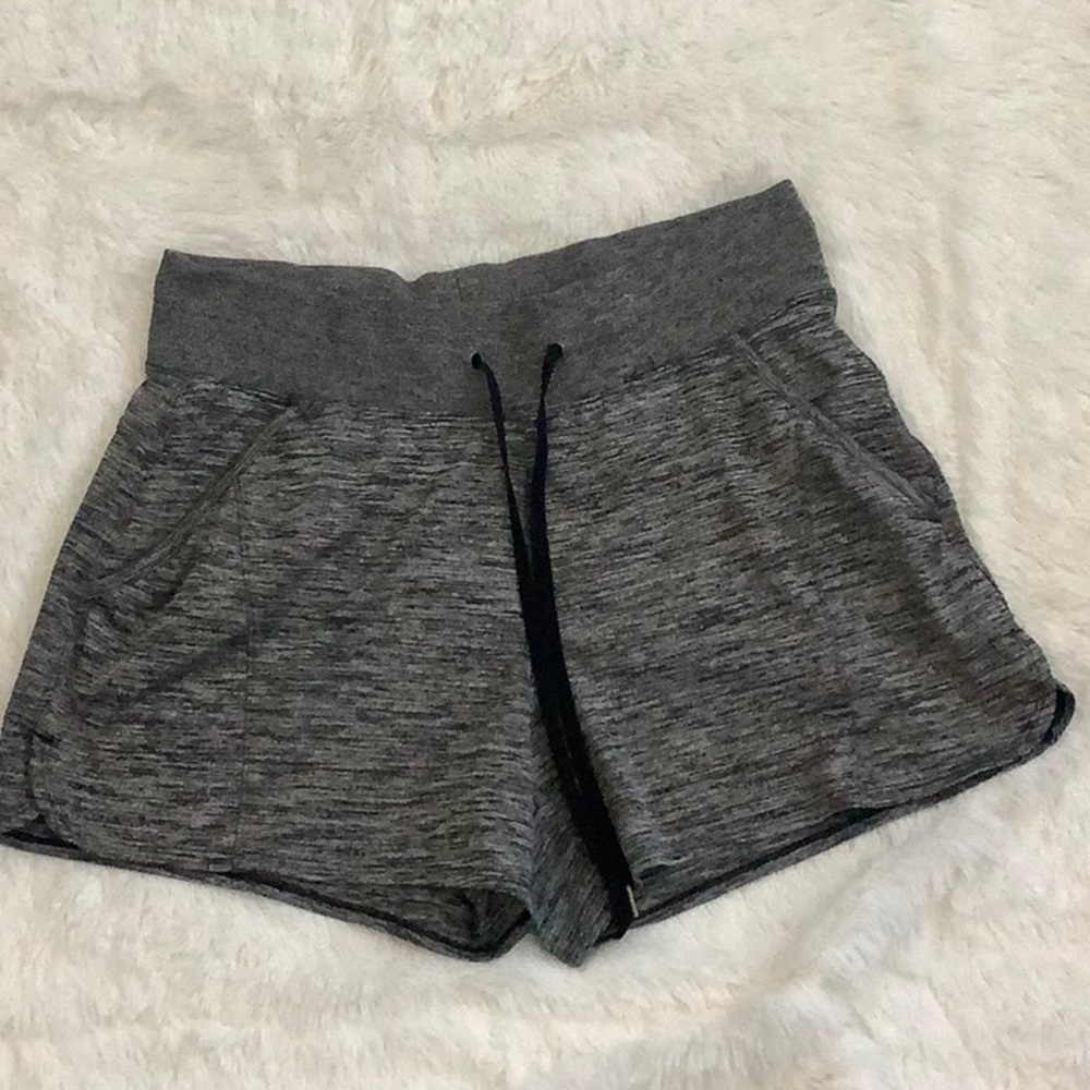Black/white Tek Gear athletic shorts with pockets, size small